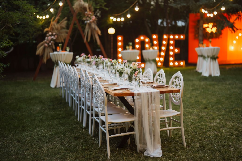 “Gece aydınlıklarındaki romantik atmosferle masal gibi bir geceye hazır olun.” [canlı 1 masa tasarımı]