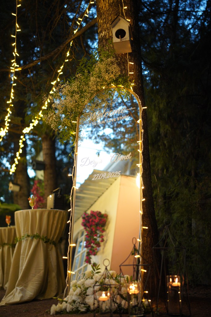 Doğayla İç İçe, Butik Bir Düş Bahçesi
Aymira Garden, şehir merkezine sadece dakikalar uzaklıkta olmasına rağmen, yoğunluktan uzak, doğayla bütünleşmiş bir atmosfer sunar. Kuş sesleri arasında, yemyeşil ağaçların gölgesinde “evet” demek ya da sevdiklerinizle büyülü bir kutlama yapmak için ideal bir ortam yaratır.